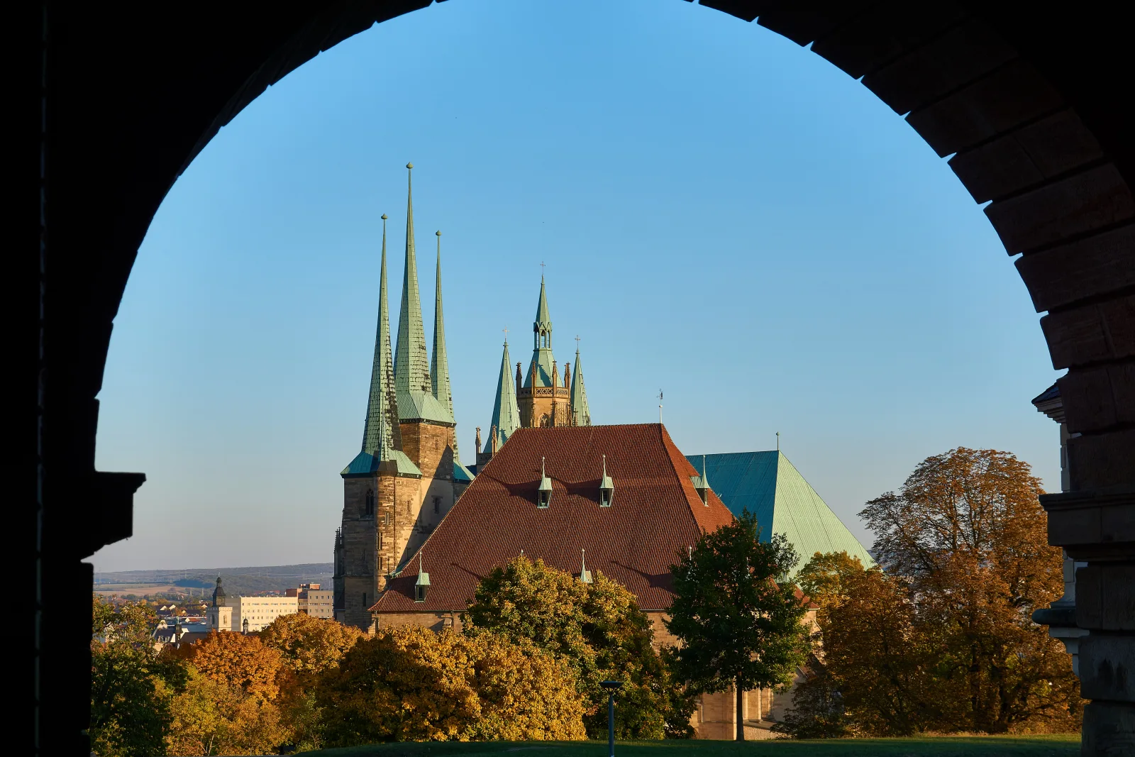 Centro histórico de Erfurt sob céu de inverno, com telhados e ruas antigas.