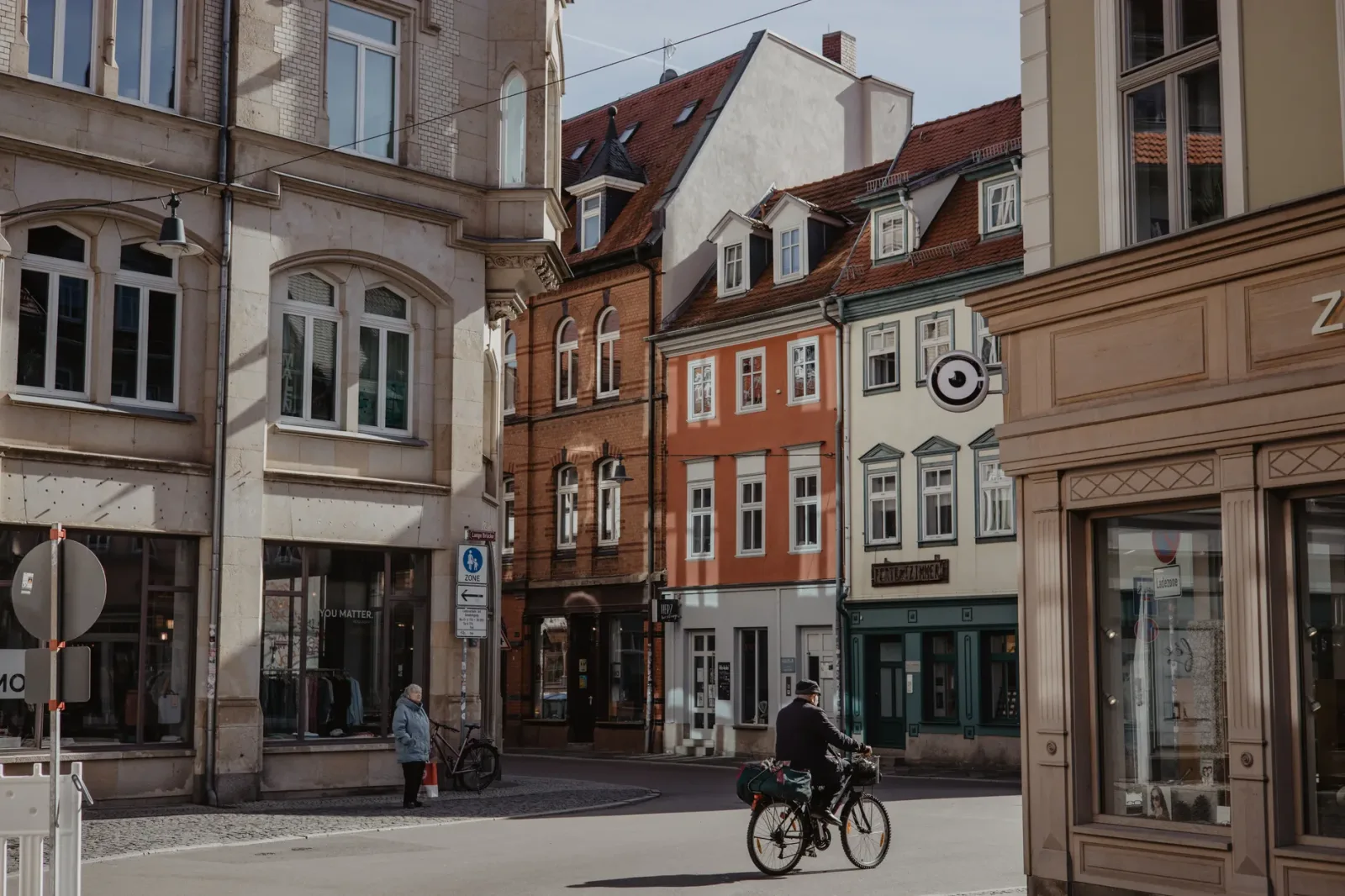 Vista do centro histórico de Erfurt, com casas tradicionais e a catedral ao fundo.