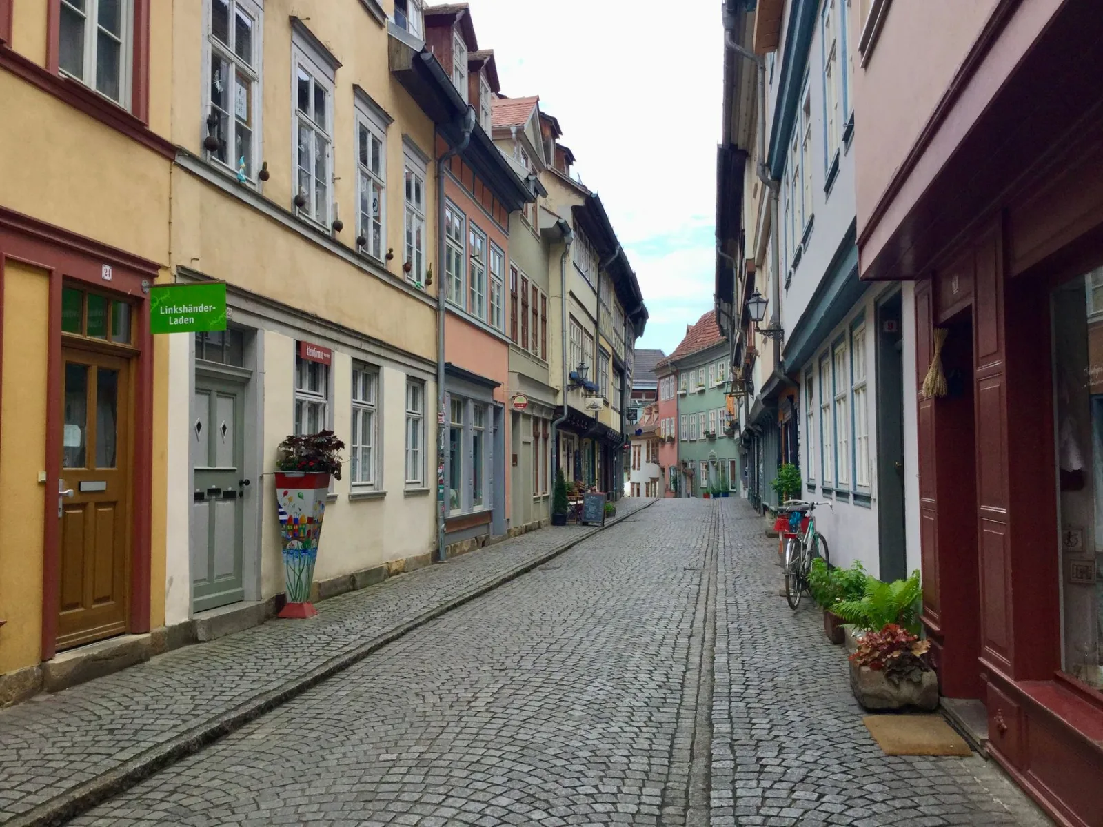 Vista do centro histórico de Erfurt com a Krämerbrücke ao fundo, em percurso a pé pela cidade.