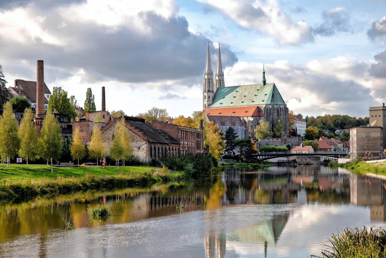Vista panorámica de Görlitz con edificios históricos y puente sobre el río