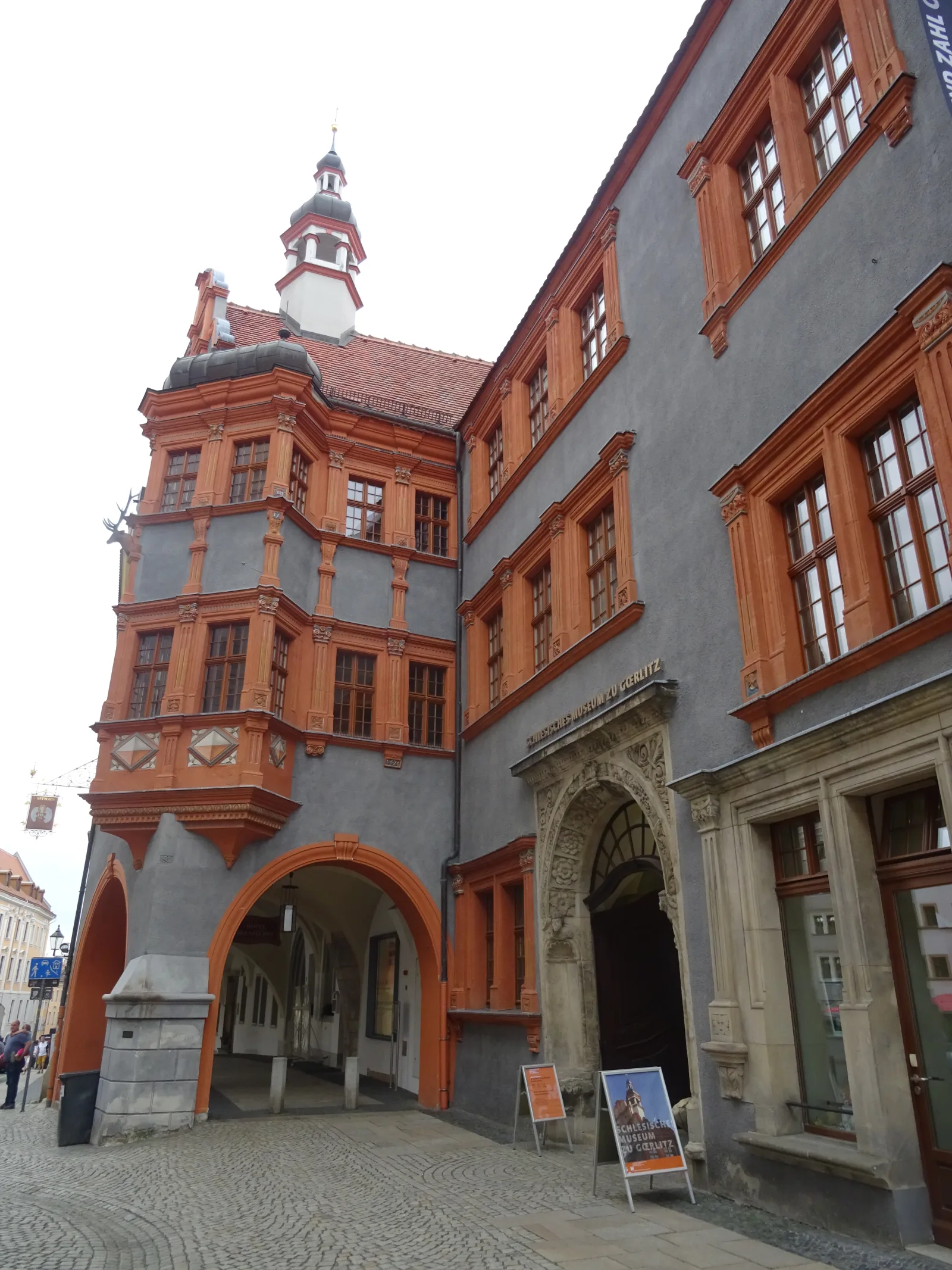 Centro histórico conservado de Görlitz, con arquitectura antigua y calles transitables.