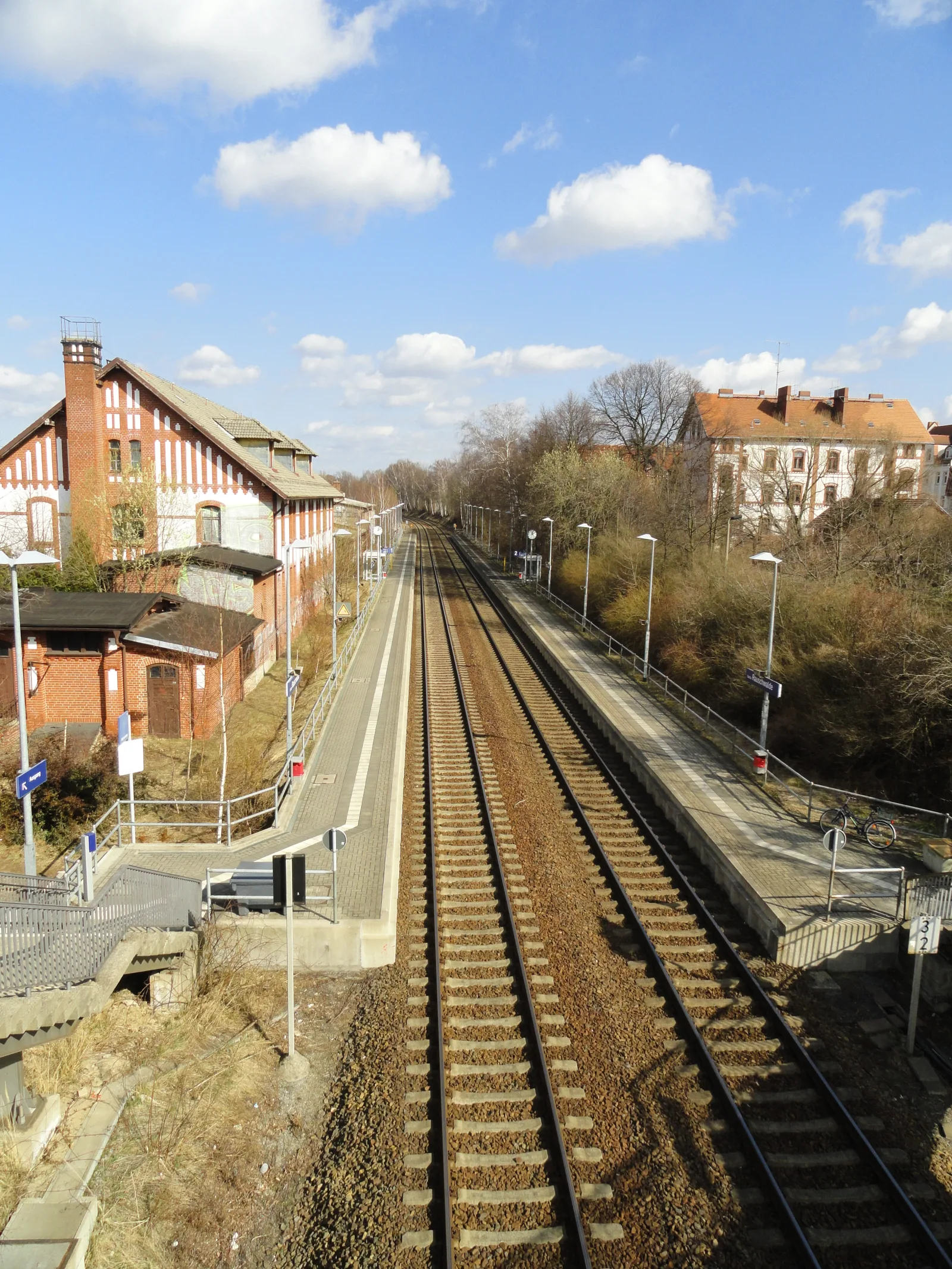 Estación ferroviaria en Görlitz, con vías y andén de llegada.