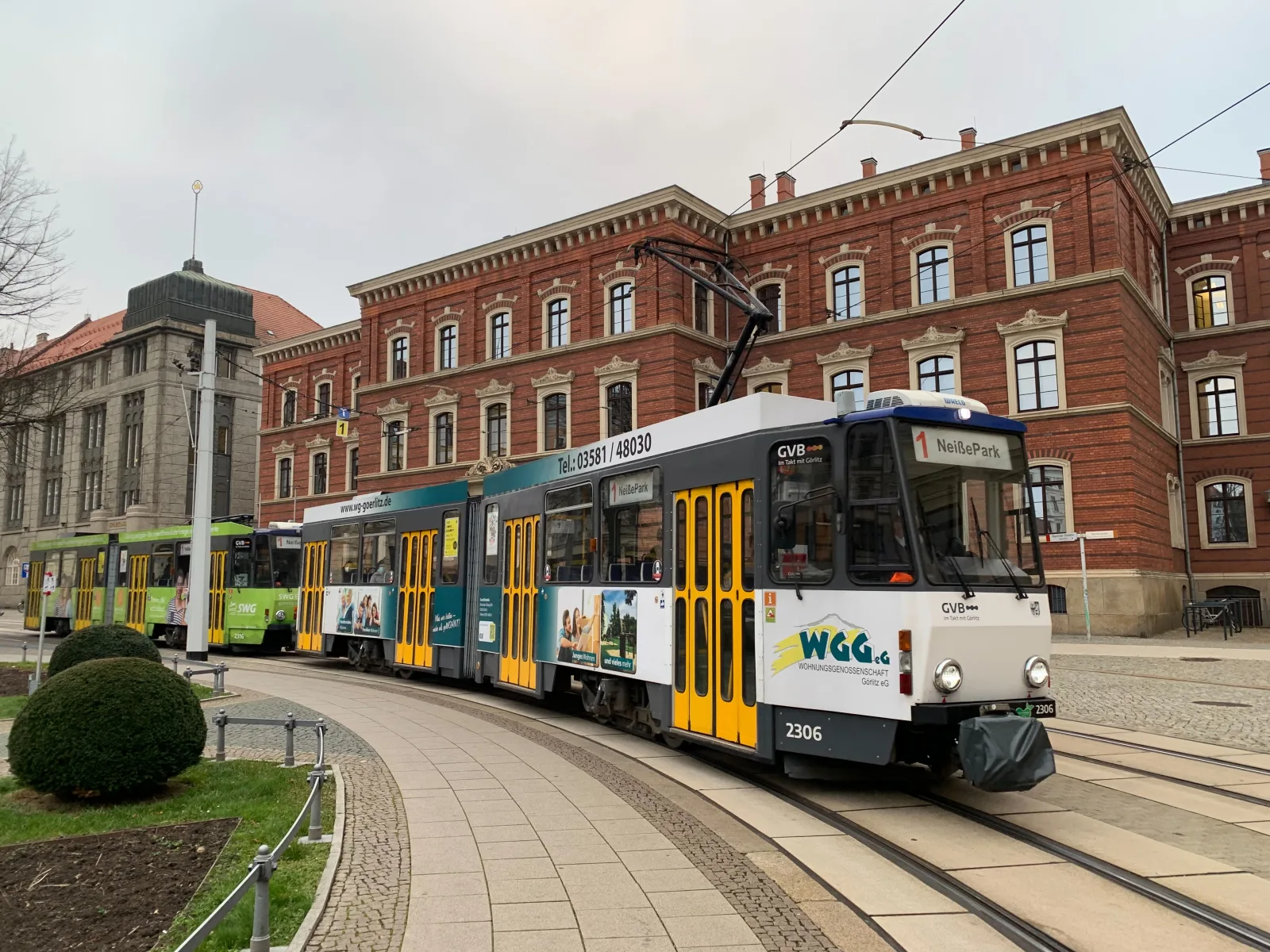 Tranvía en Görlitz, con el casco histórico compacto al fondo.