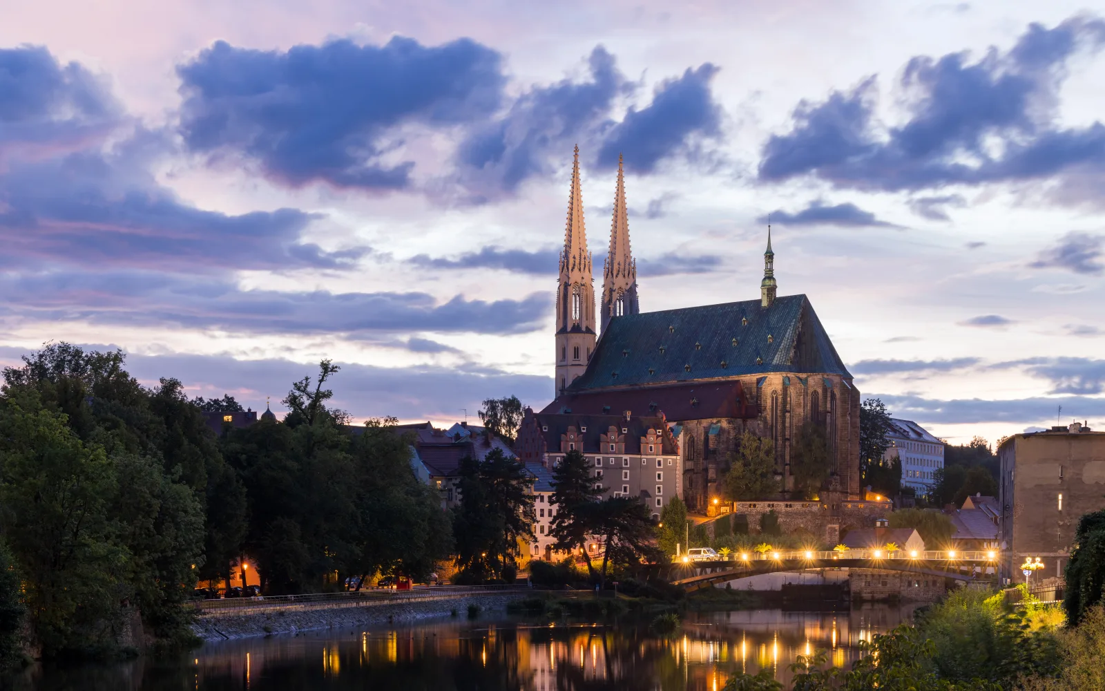 Vista del centro histórico de Görlitz con casonas antiguas y puente hacia Zgorzelec.