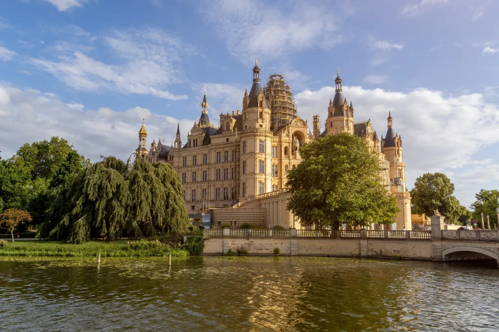 Rua da Cidade Antiga de Schwerin com a catedral ao fundo e cafés nas redondezas