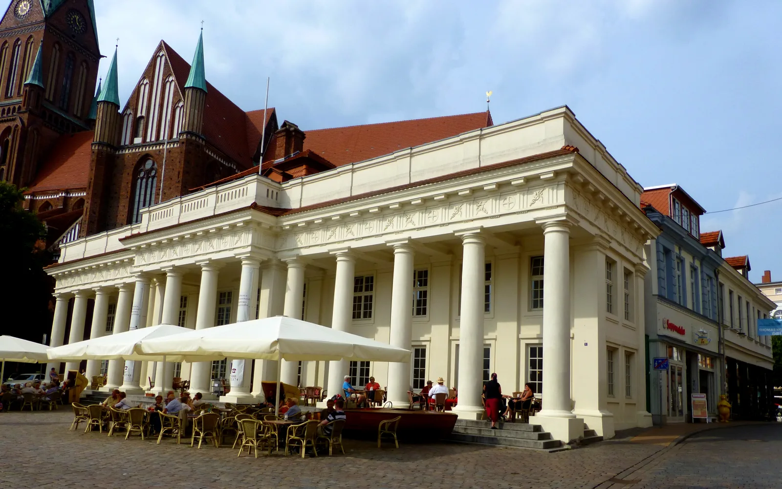 Fachada histórica do Weinhaus Uhle no centro antigo de Schwerin, com ambiente de hospedagem e gastronomia