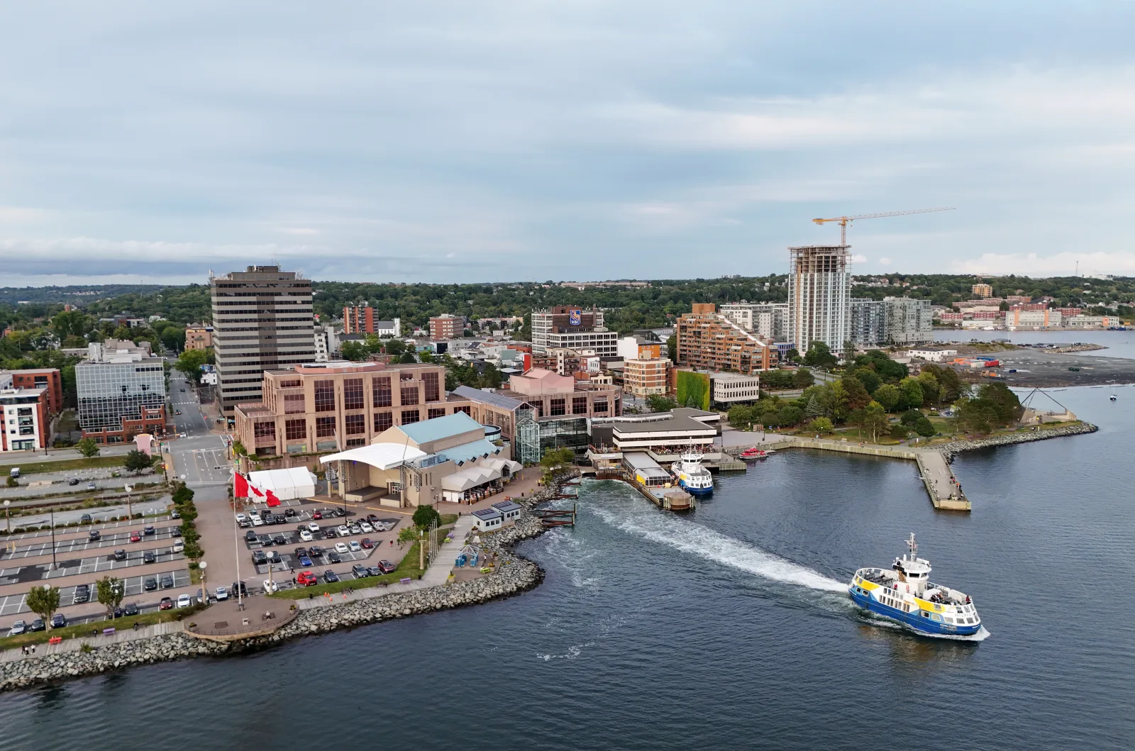 Vista de Dartmouth, en Canadá, con skyline urbano junto al agua y edificios modernos.