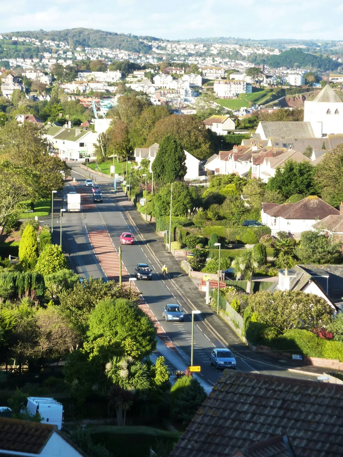 Vista de calle histórica en Dartmouth, con casas antiguas y fachada de piedra a orillas del puerto.