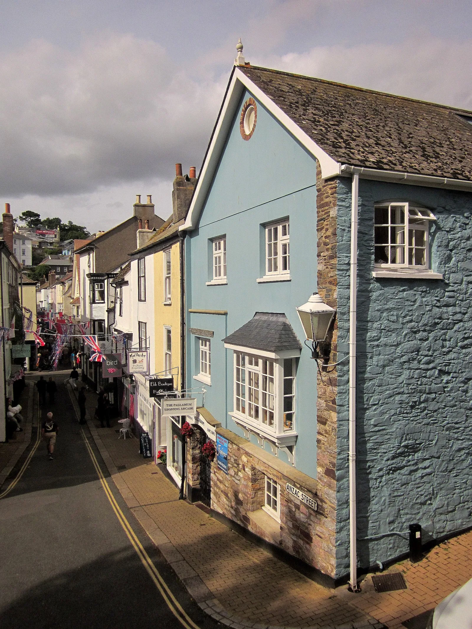Calle histórica del centro de Dartmouth con edificios antiguos y acera de piedra.