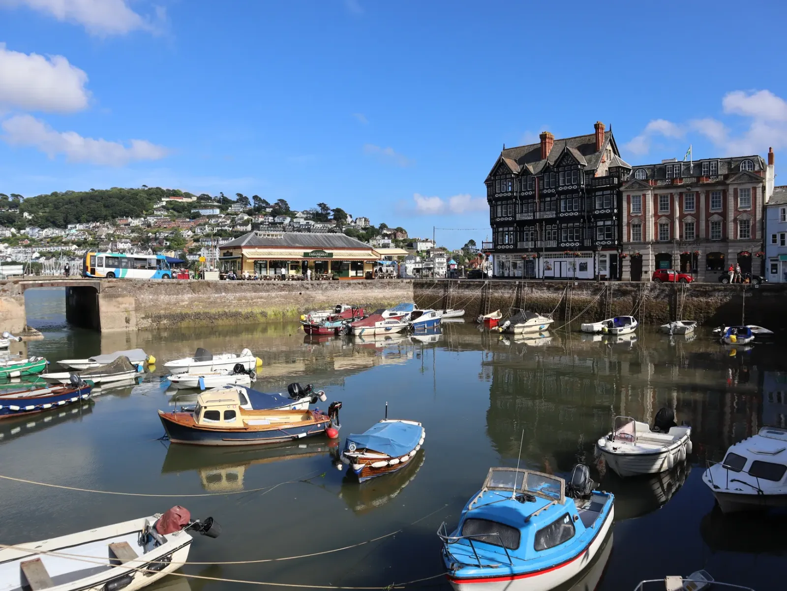 Mesa de café acogedora en Dartmouth, con vista al río y ambiente de pub junto al río.