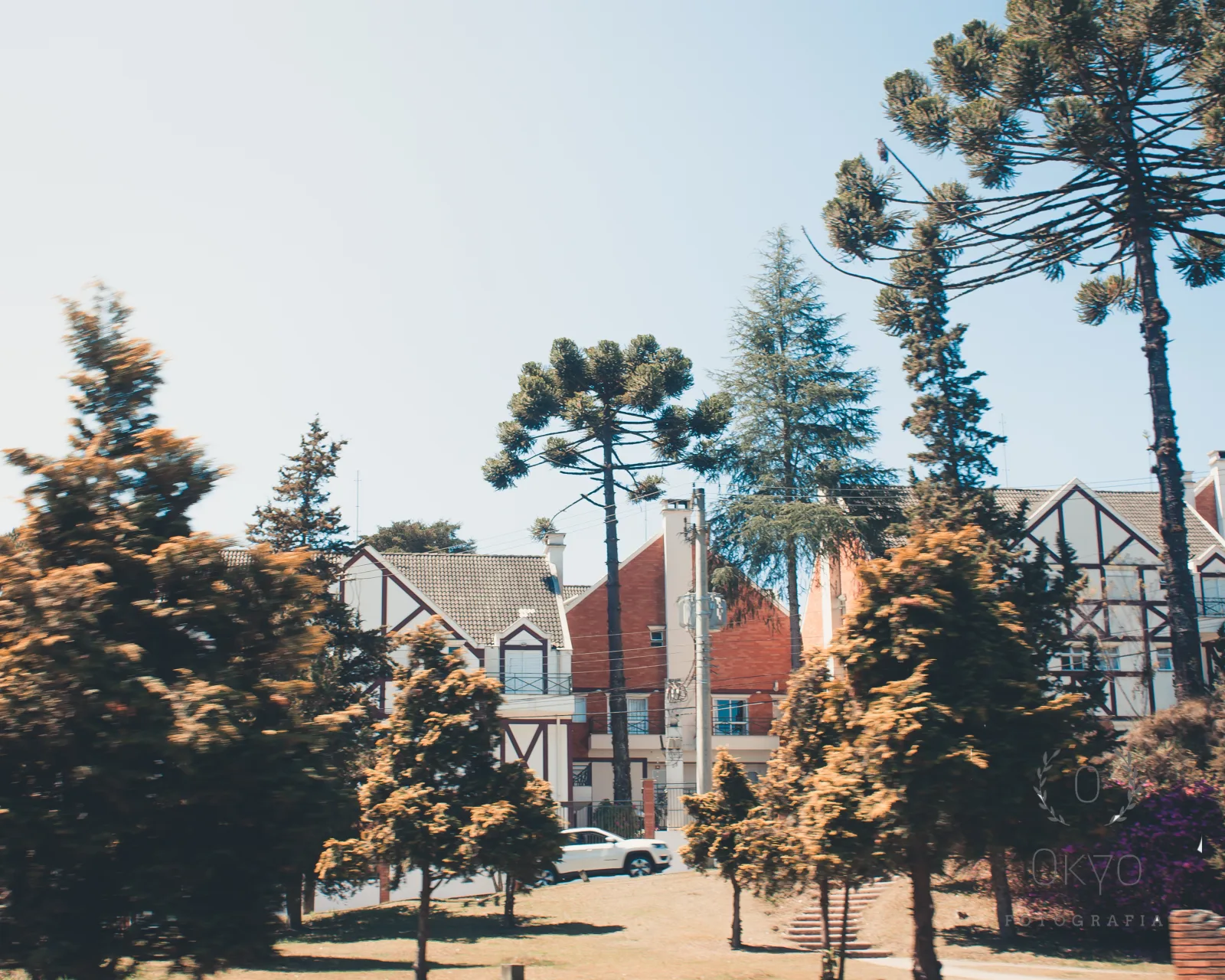 Capivari promenade with shops, restaurants, and tourist activity in Campos do Jordão.