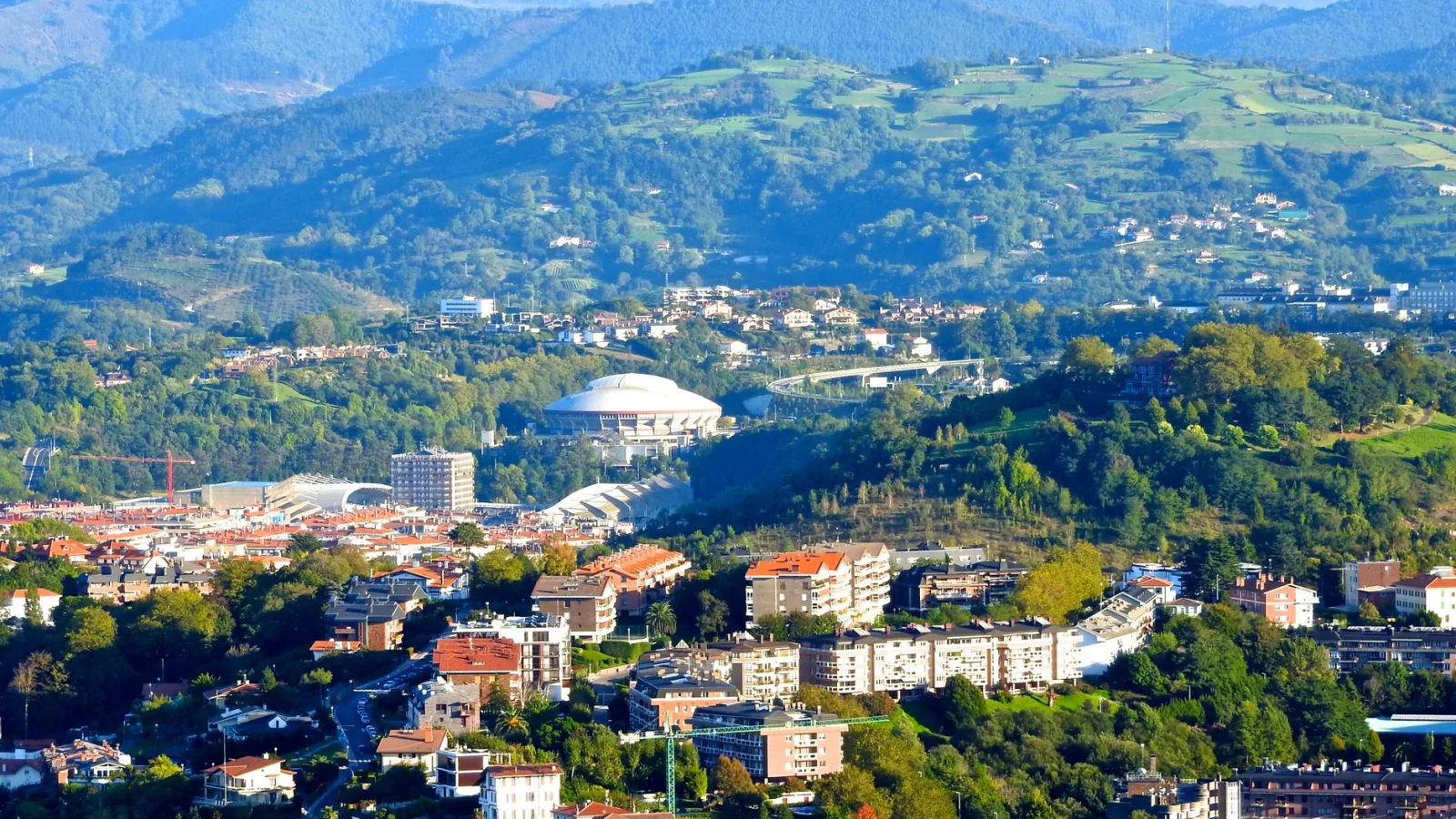 Vista urbana de San Sebastián con edificios junto al mar y atmósfera costera.
