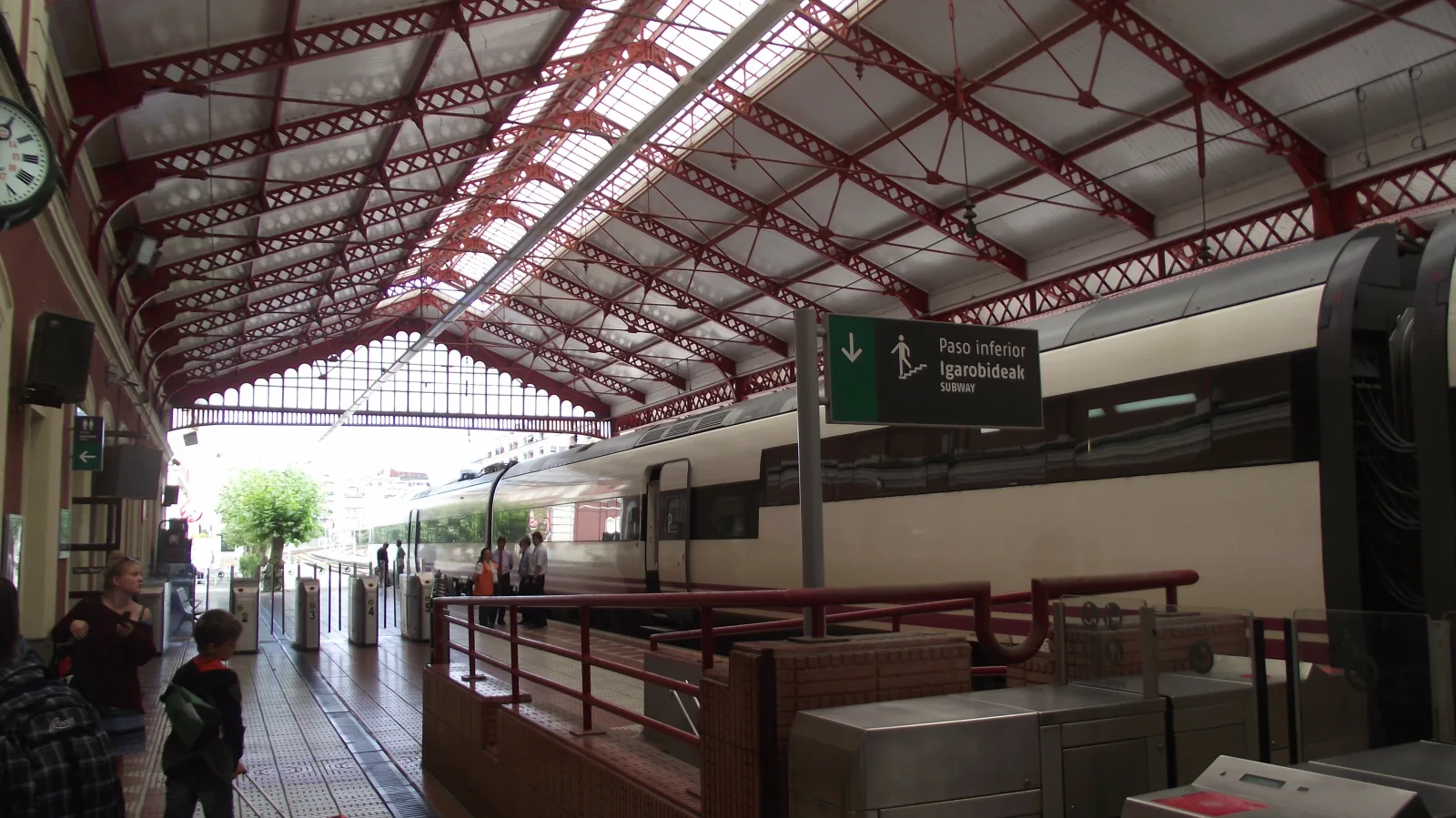 Aeropuerto de San Sebastián con avión, pista y acceso a la ciudad.