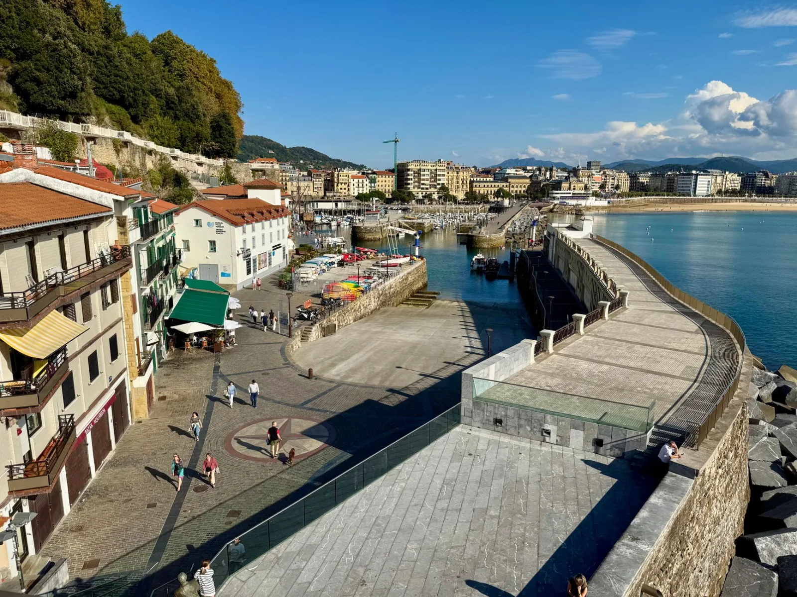 Vista de la bahía de San Sebastián, con la playa y edificios elegantes al fondo.