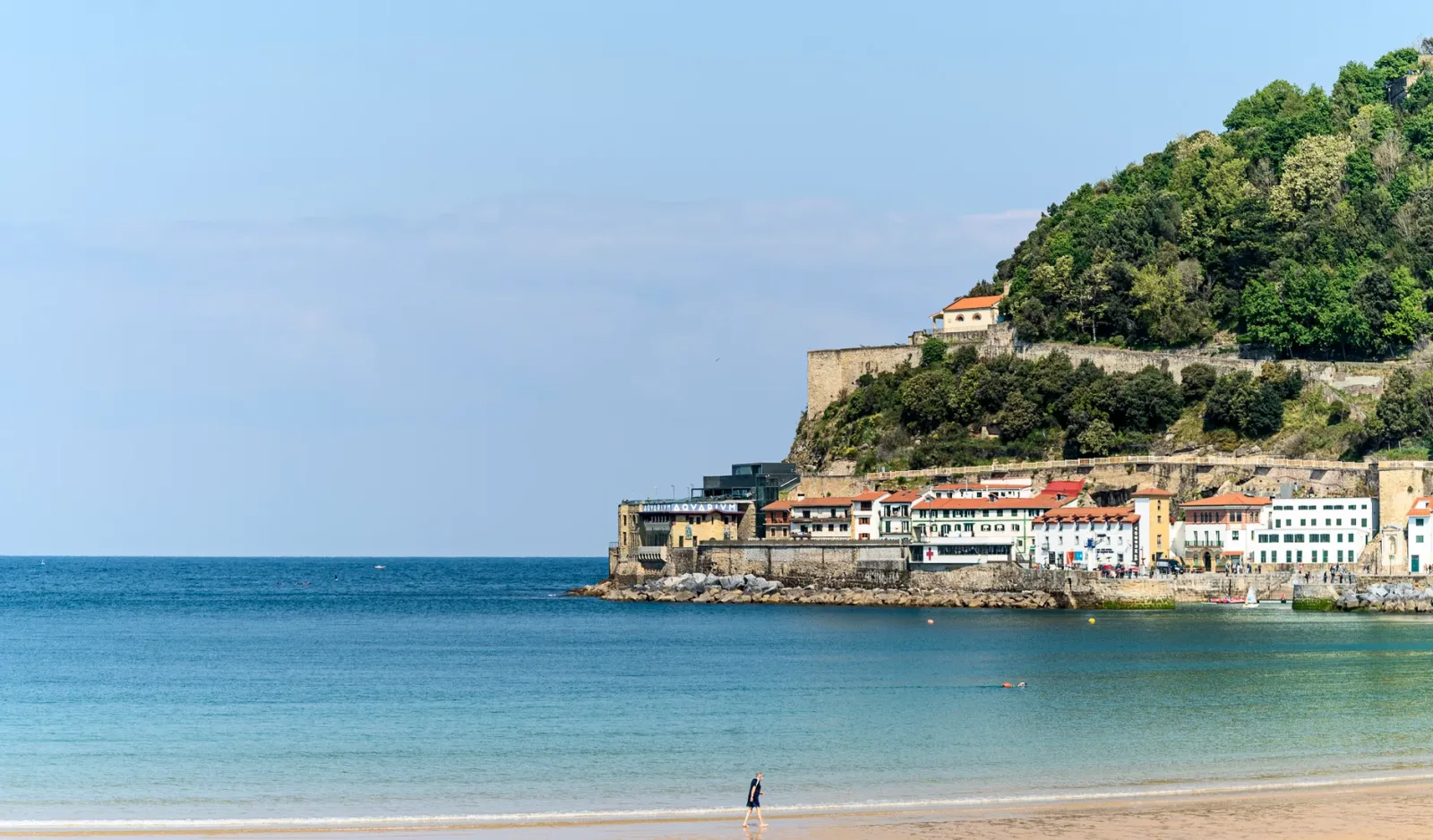 Praia da Concha con la bahía de San Sebastián y colinas al fondo, en un día despejado.