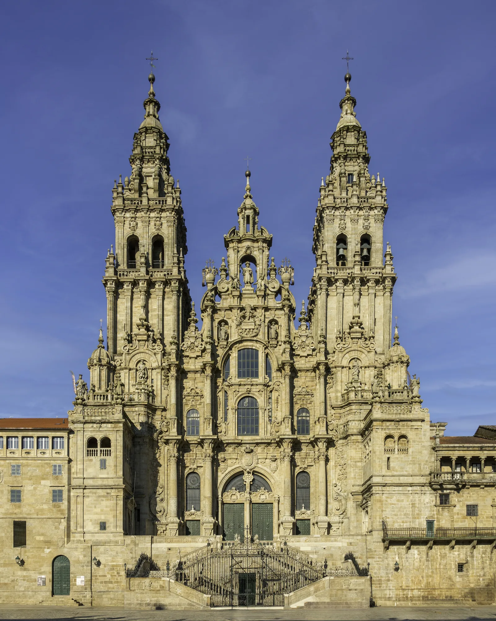 Catedral de Santiago de Compostela con la plaza de enfrente, bajo un cielo despejado.