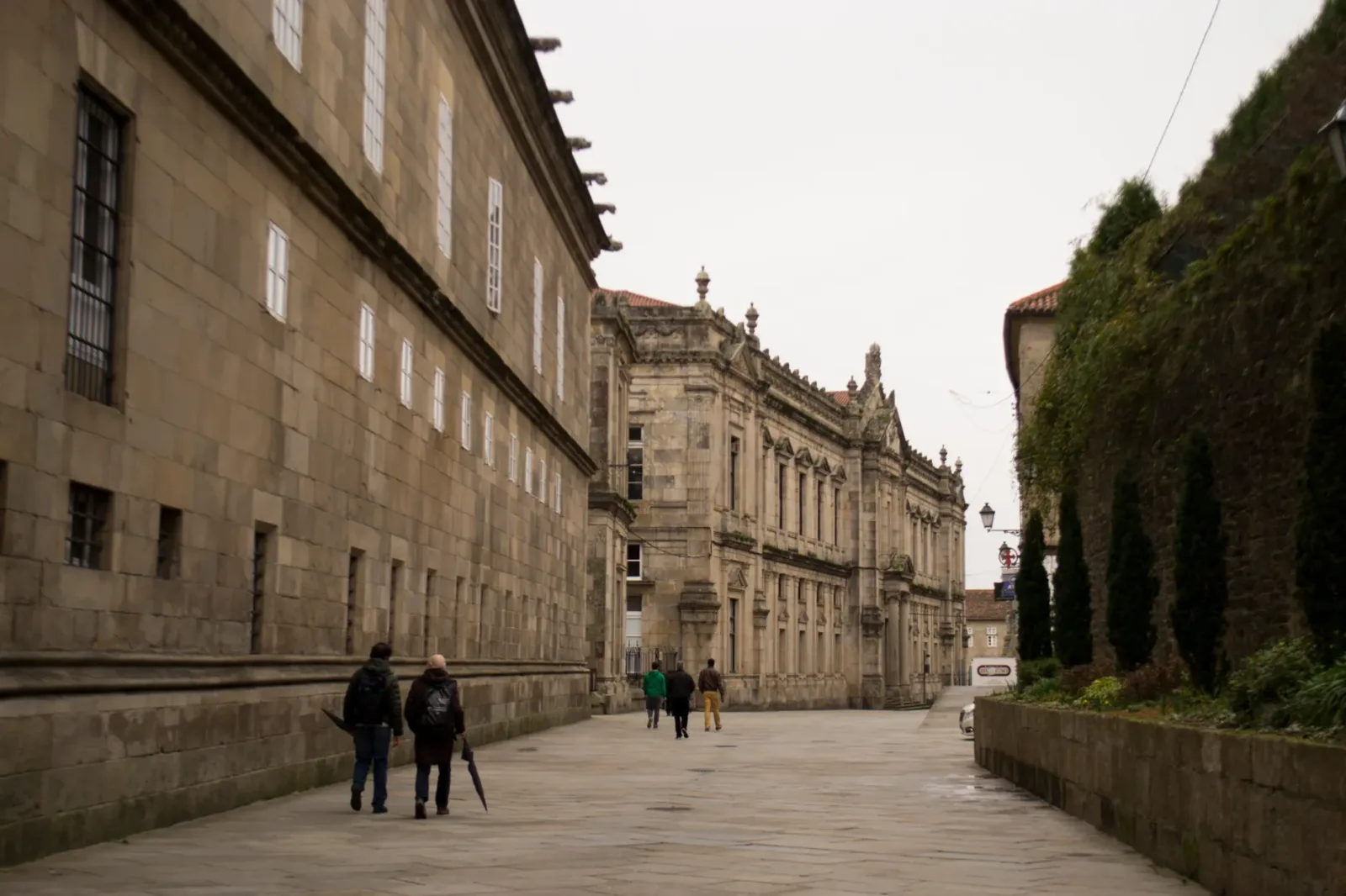 Catedral de Santiago de Compostela bajo cielo nublado, con el clima típicamente lluvioso de la ciudad.