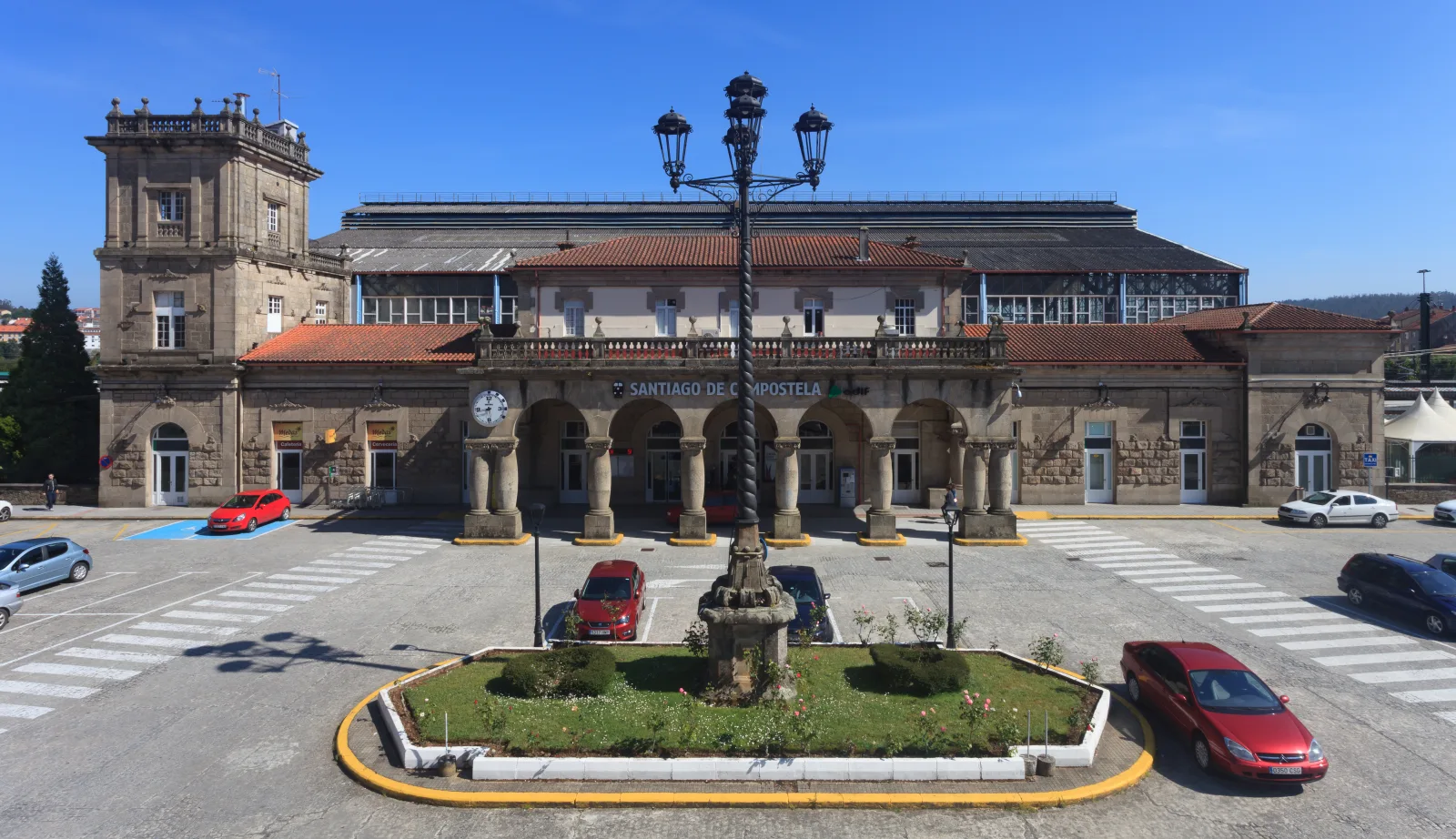 Estación ferroviaria de Santiago de Compostela con viajeros llegando a la ciudad.