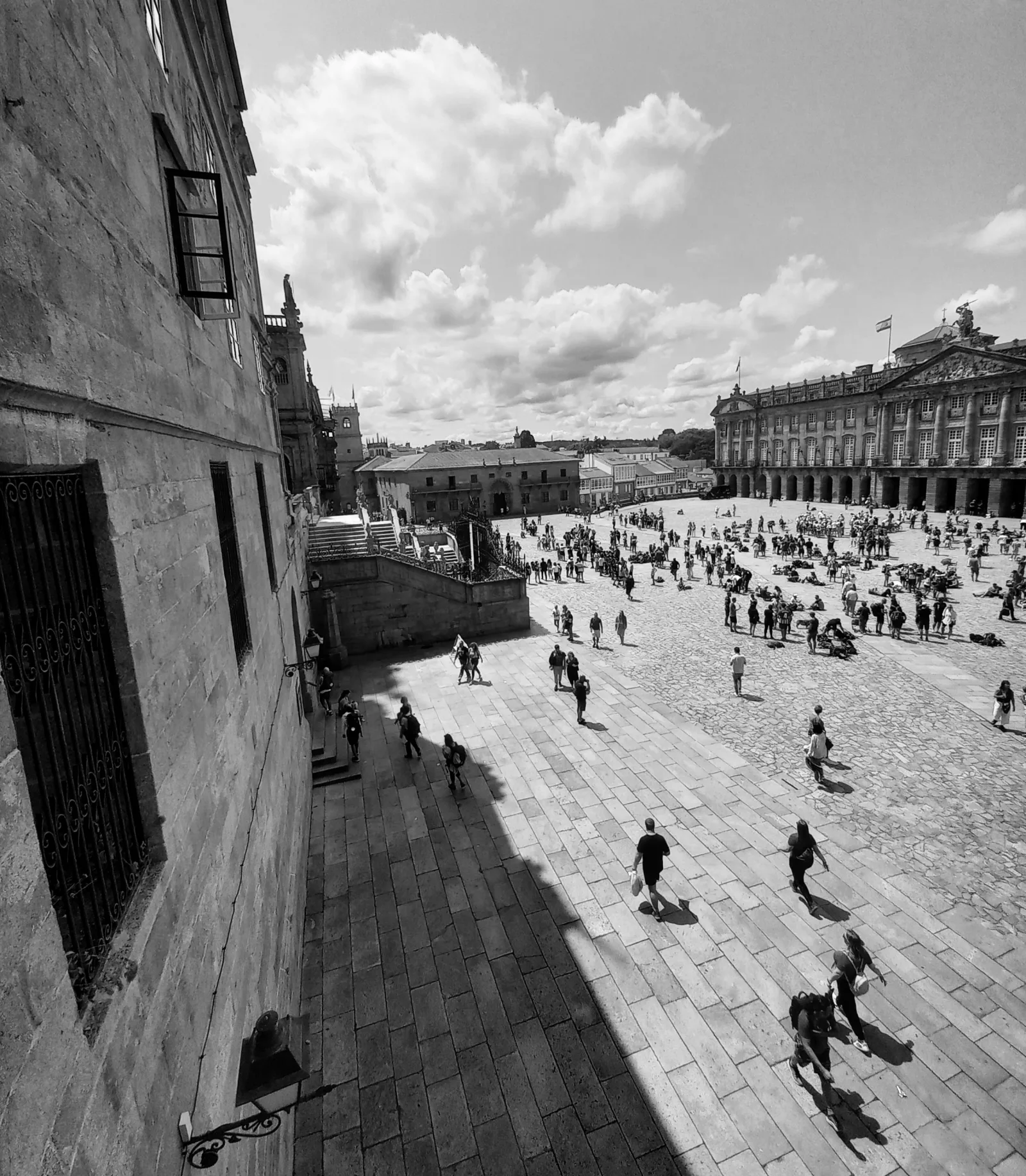Calle histórica de Santiago de Compostela con edificios y alojamientos cerca del centro.