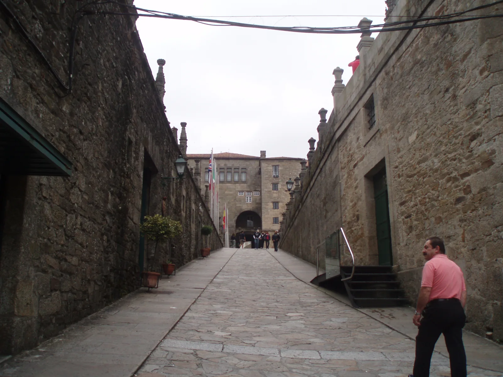 Catedral de Santiago de Compostela y plazas del centro histórico, con edificios de piedra alrededor.