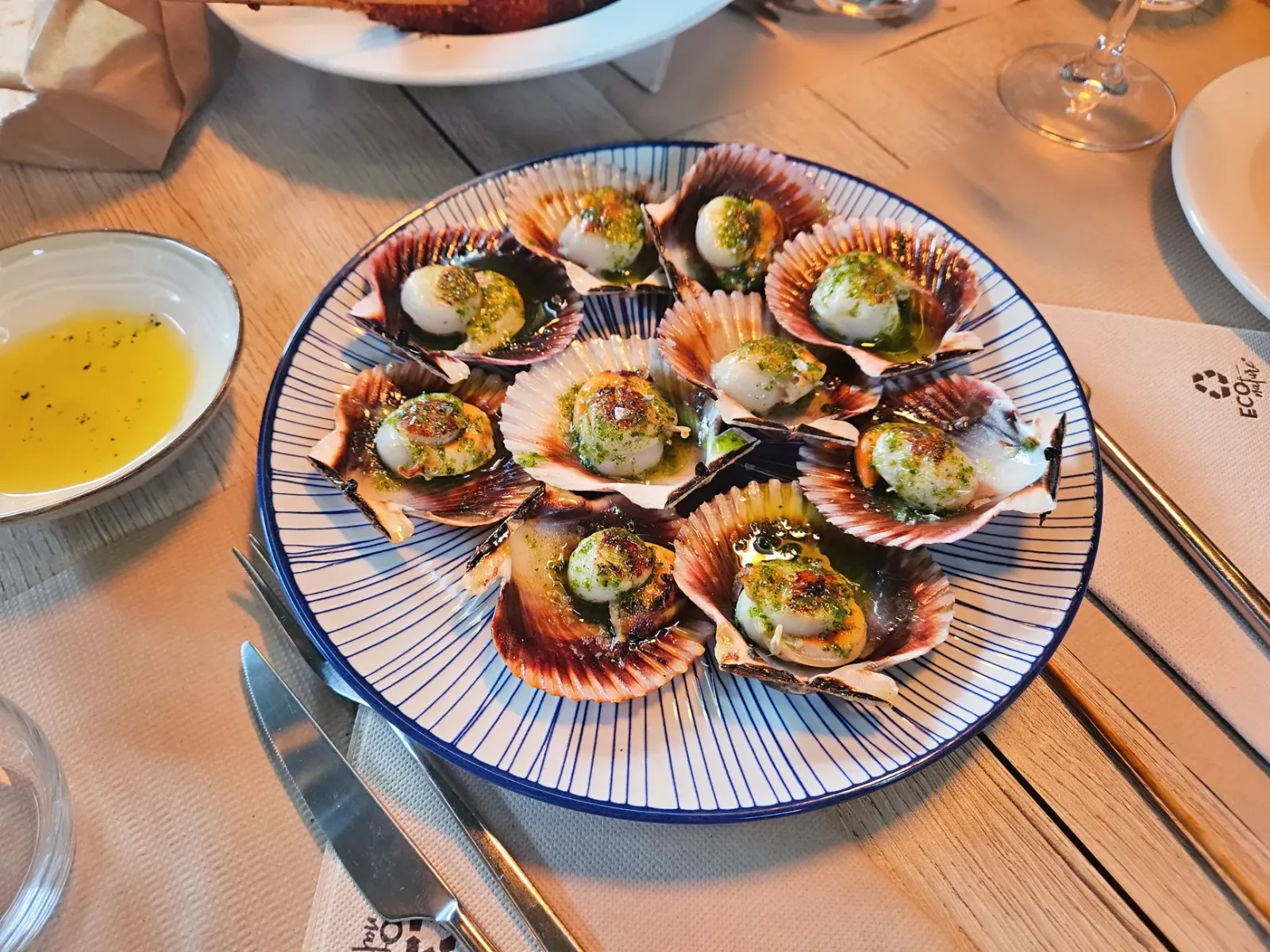 Mesa de café en Santiago de Compostela, con platos y bebidas en un restaurante acogedor.