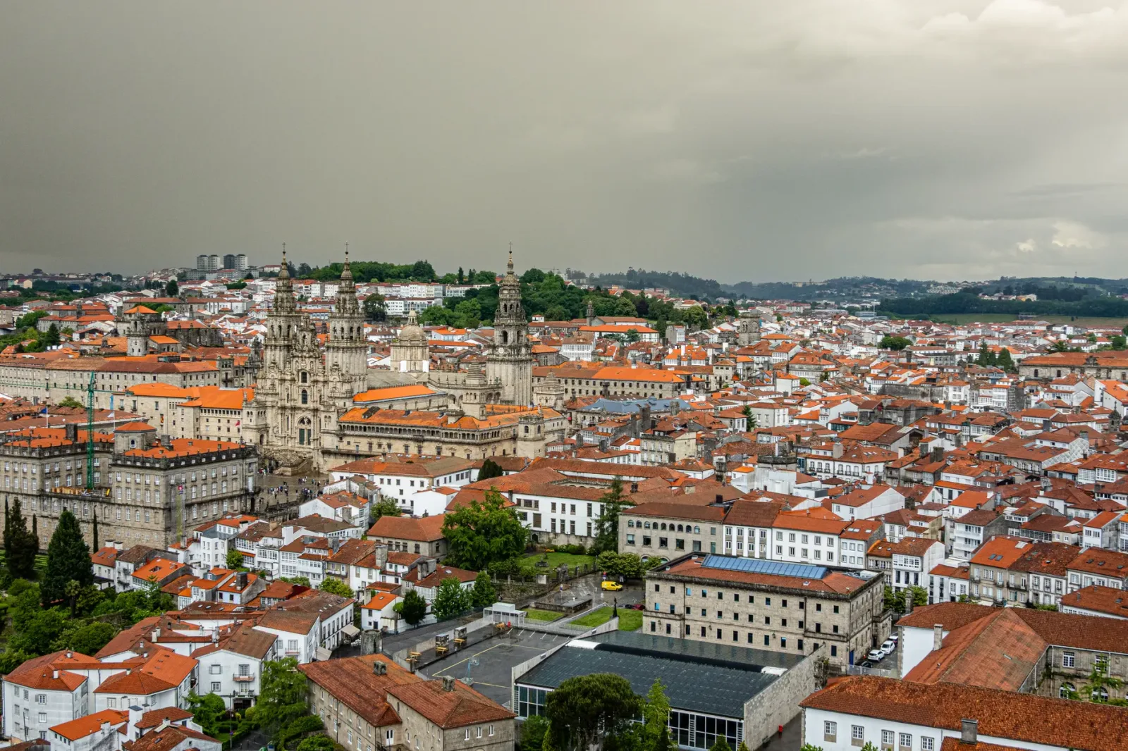 Peregrinos llegando a la Catedral de Santiago de Compostela por el Camino de Santiago.