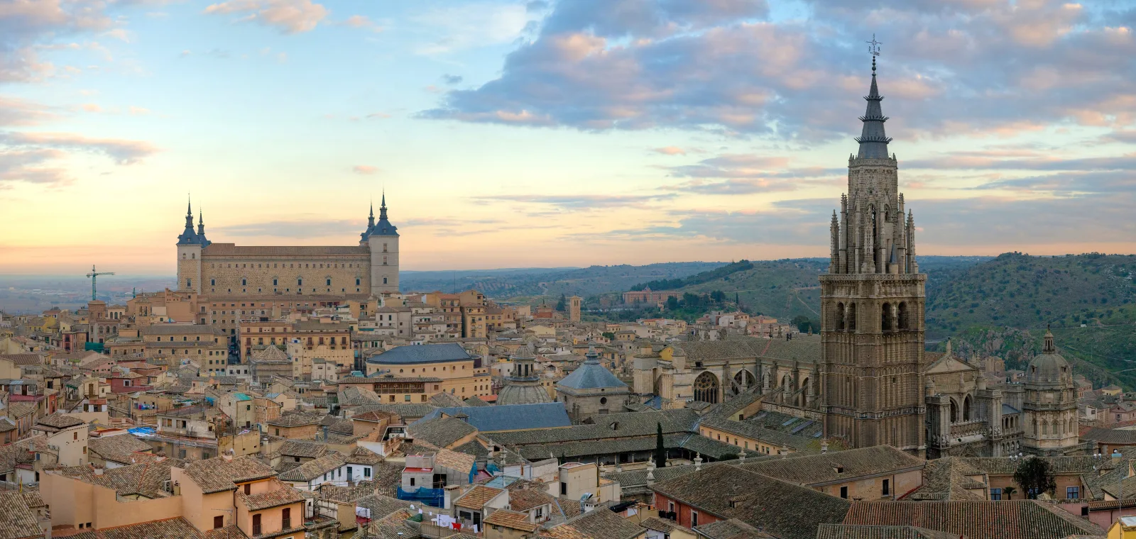 Vista panorámica de Toledo, con el río Tajo, puentes y el centro histórico en destaque.