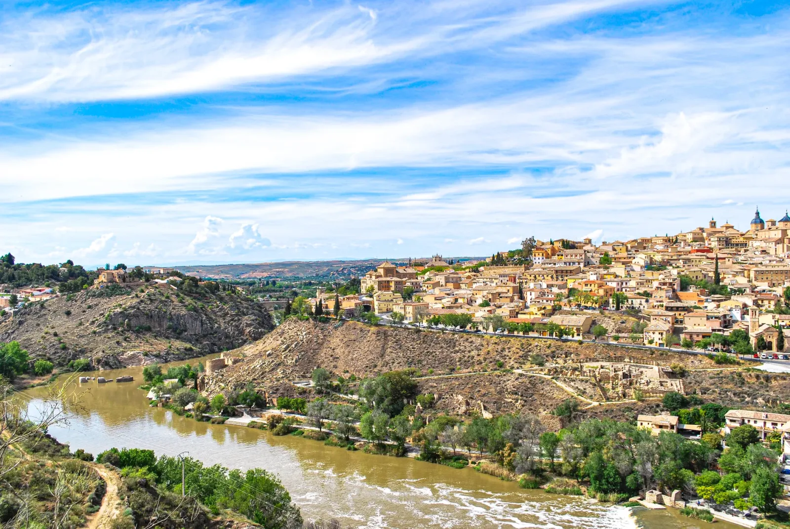 Vista panorámica de Toledo, con casas sobre una colina y calles históricas estrechas