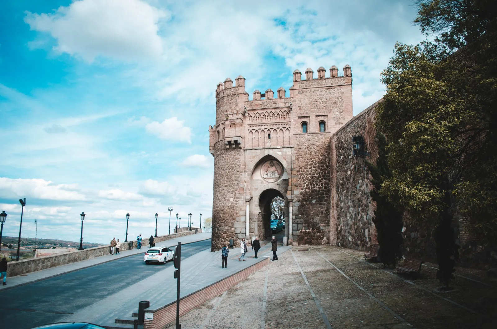 Portones y murallas del casco histórico de Toledo vistos desde la colina, con acceso para peatones.