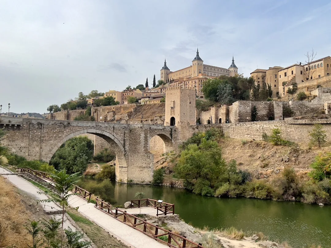 Vista panorámica de Toledo con el Alcázar y la catedral sobre la colina.