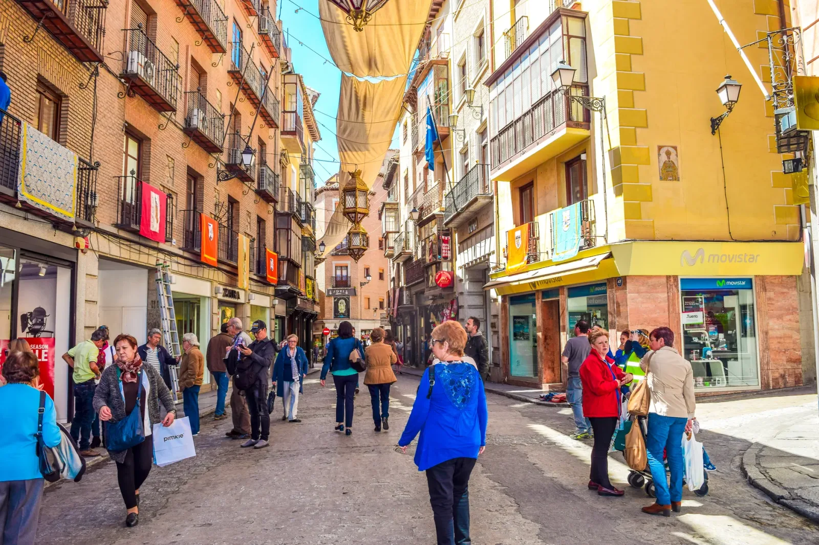 Vista panorámica de Toledo con sus murallas, tejados antiguos y el río al fondo