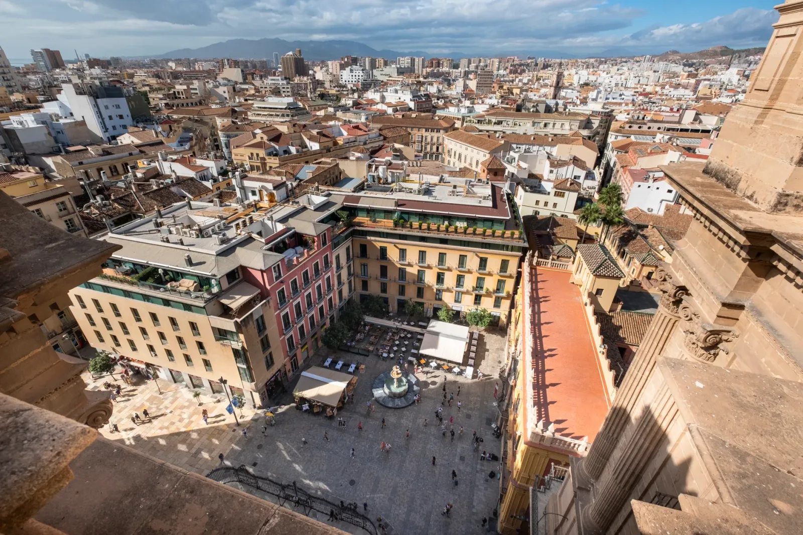 Centro histórico de Málaga com ruas pedonais e a Catedral ao fundo