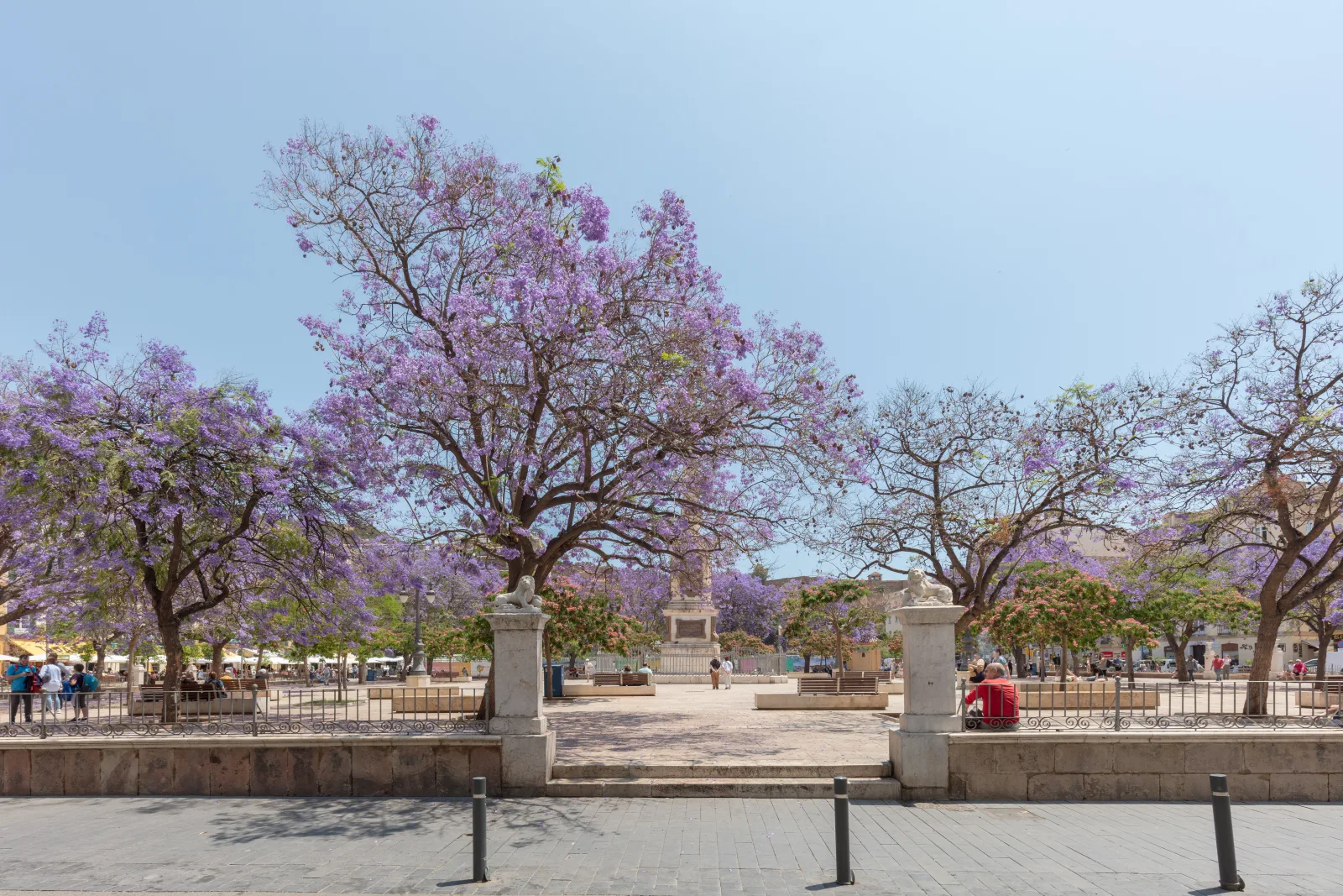 Praça histórica de Málaga com catedral ao fundo e ruas pedonais ao redor