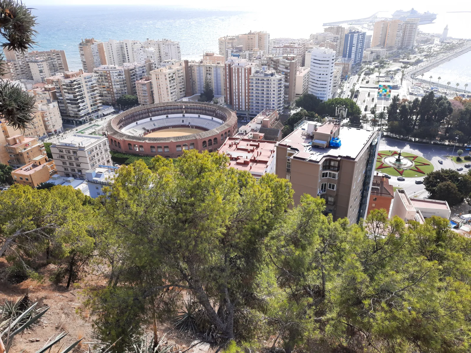 Vista da Alcazaba e do Castelo de Gibralfaro no alto do morro, com a cidade ao fundo.