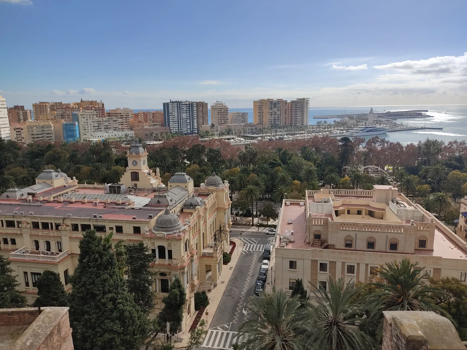 Vista do centro de Málaga com ruas urbanas e prédios próximos a áreas de hospedagem.