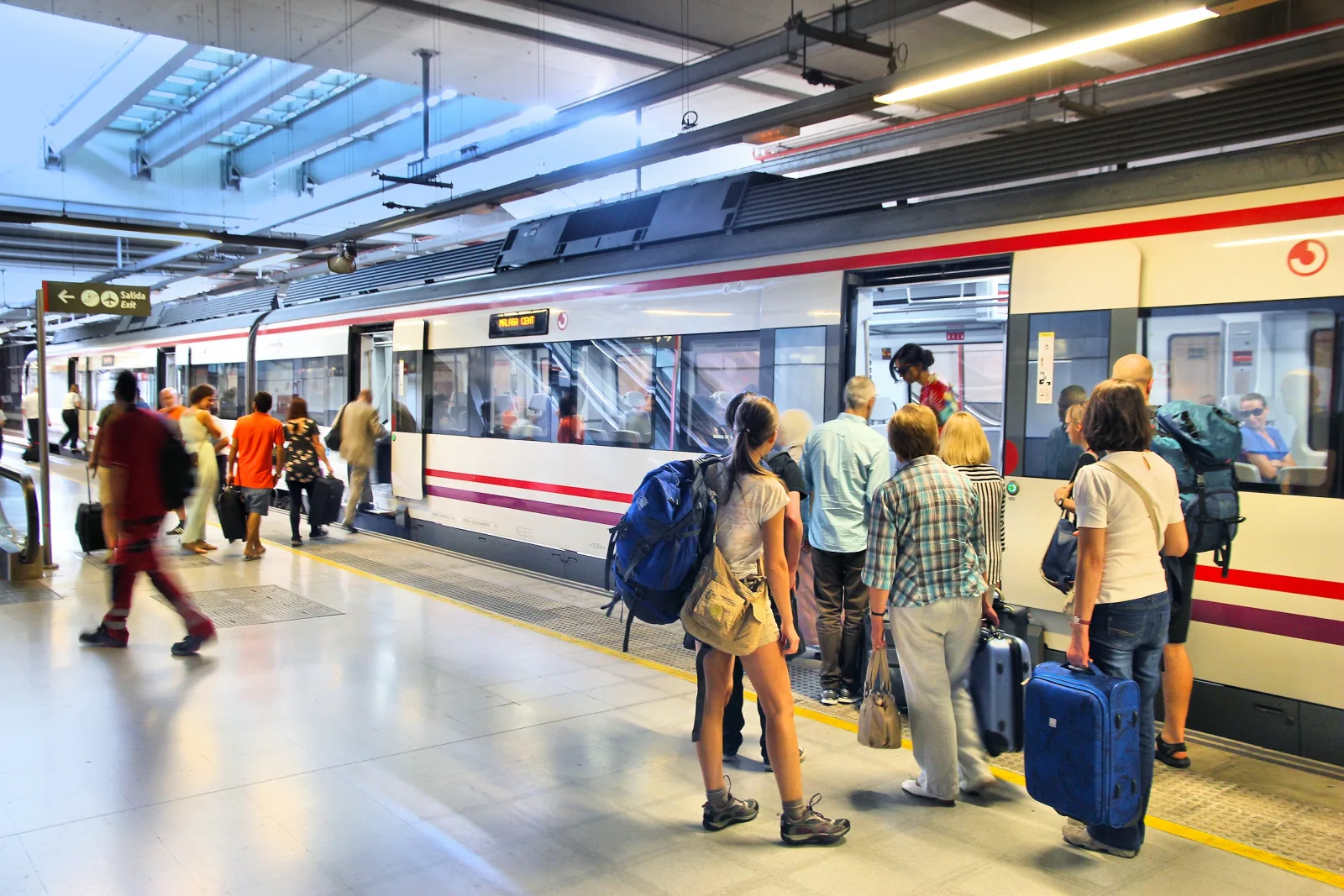 Estação María Zambrano em Málaga, com trens e acesso ao centro da cidade.