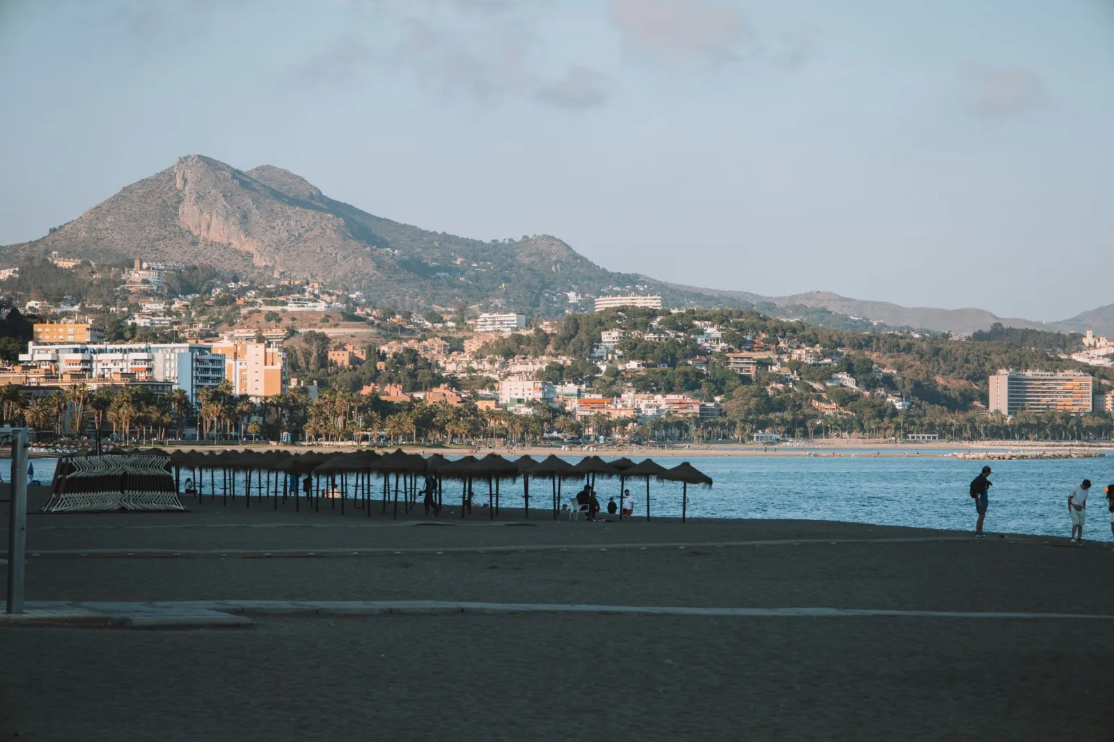 Rua de Málaga com clima ameno, mesas ao ar livre e luzes natalinas decorando a cidade