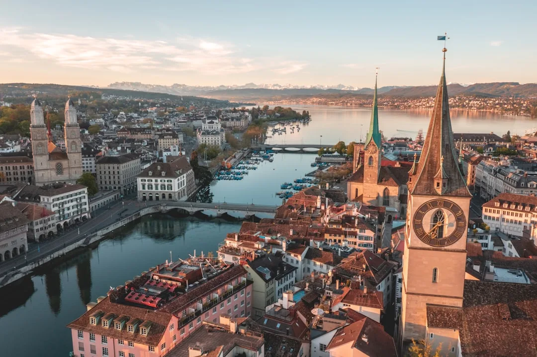 Vista panorámica de Zúrich con el lago, edificios históricos y montañas al fondo