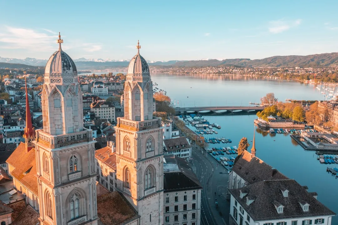 Vista del centro histórico de Zúrich, con el río Limmat y calles ideales para caminar