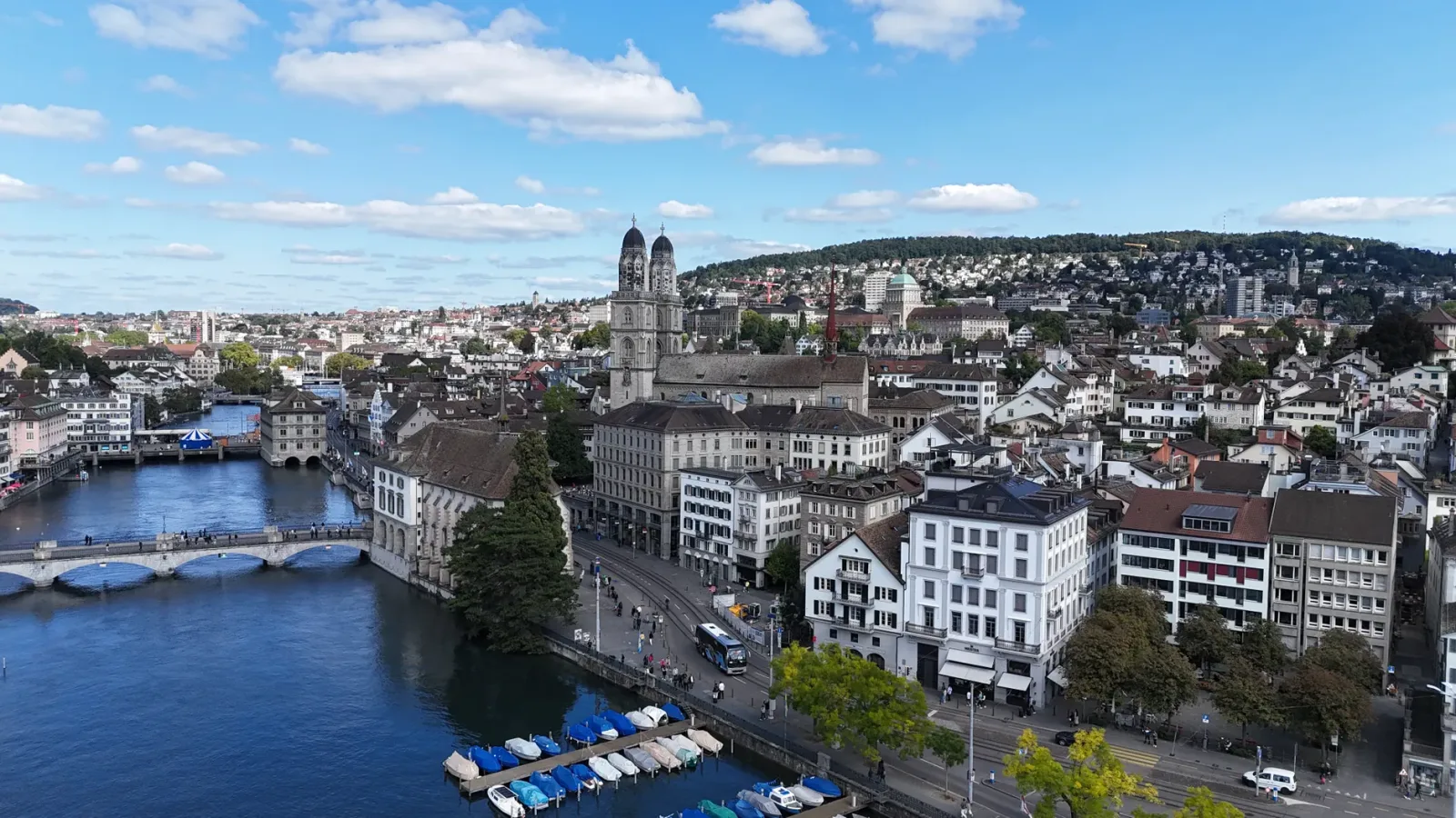 Barco turístico en el Lago de Zúrich con la ciudad y las montañas al fondo.