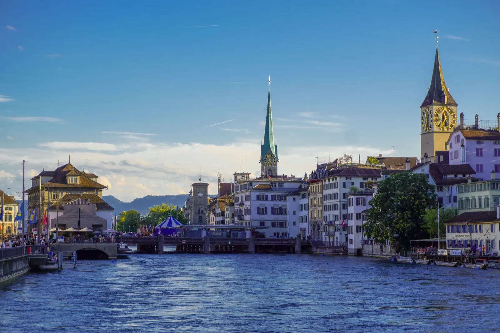 Museo en Zúrich con fachada moderna, sugiriendo una visita al Museo Nacional Suizo.