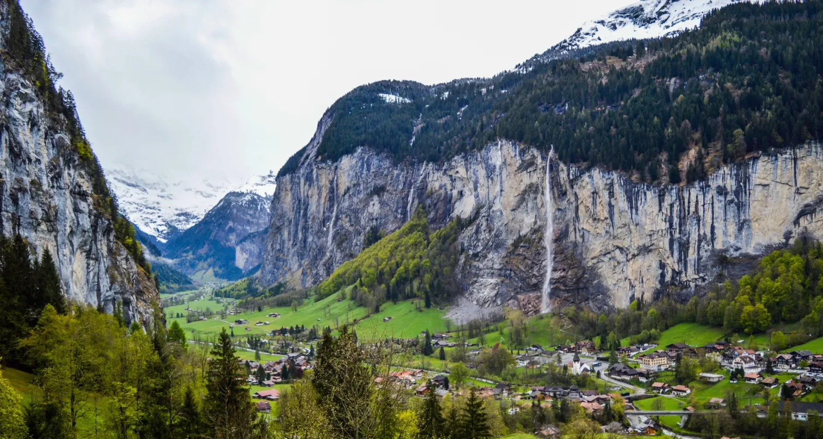 Vale de Lauterbrunnen com montanhas, chalés e uma cachoeira ao fundo