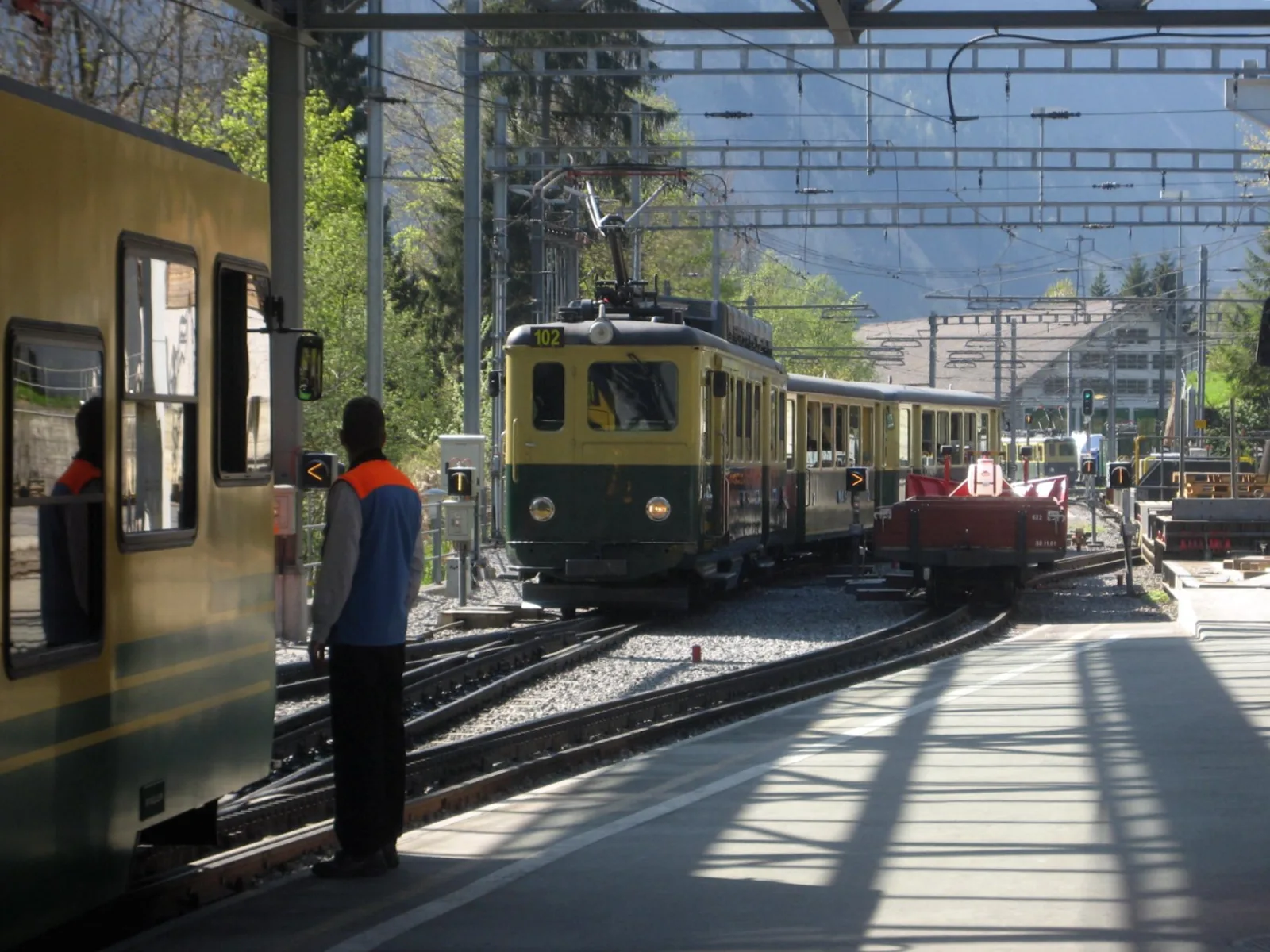 Trem chegando a Lauterbrunnen, cercado por montanhas no vale da região Jungfrau.