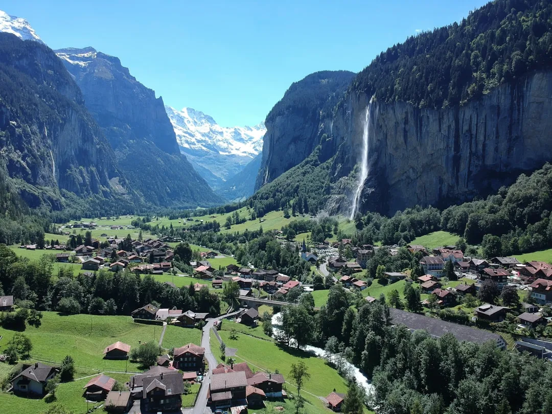 Vila de Lauterbrunnen com vale alpino e a cachoeira Staubbach ao fundo