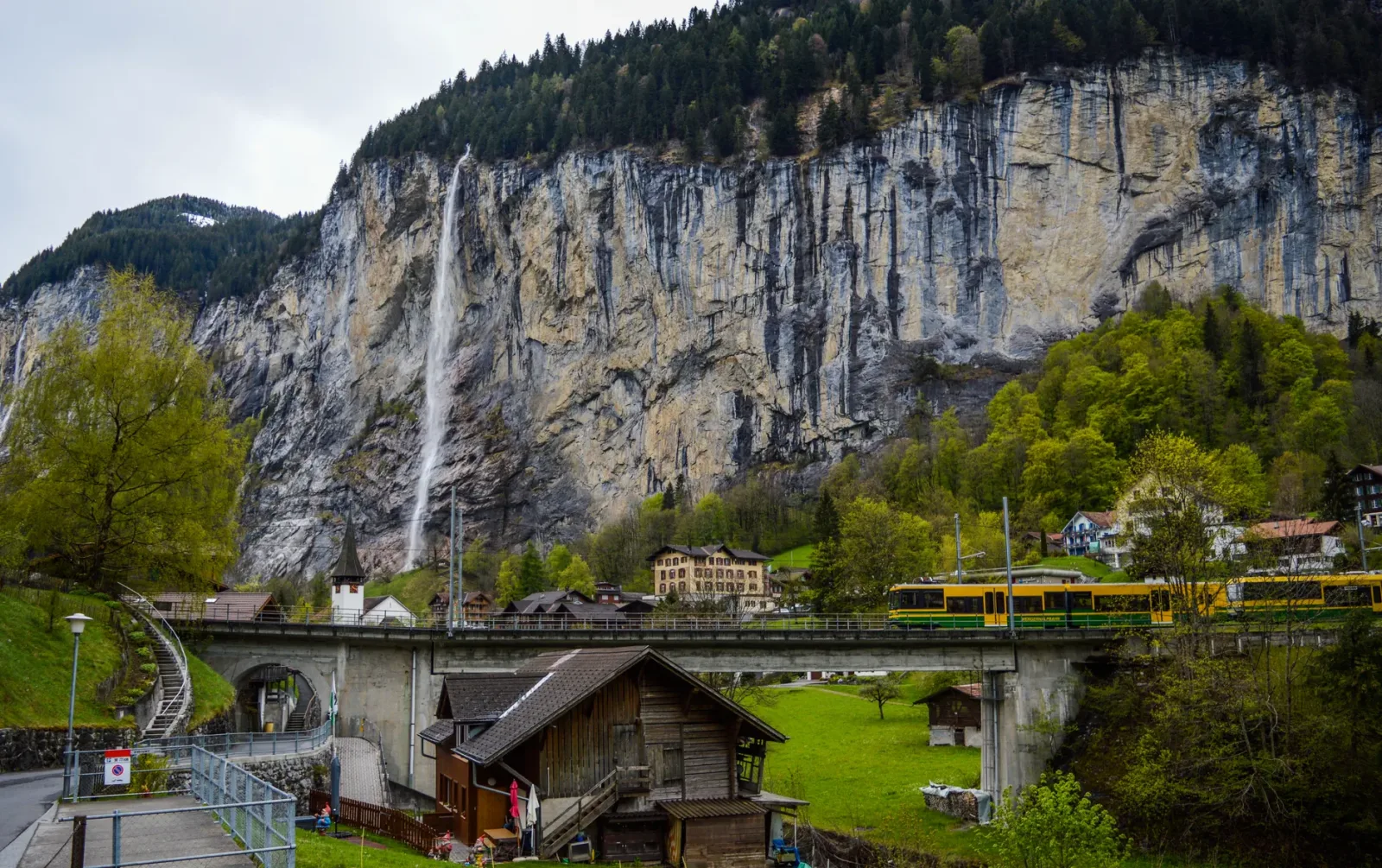 Cachoeira alta despencando entre montanhas verdes em Lauterbrunnen, Suíça.