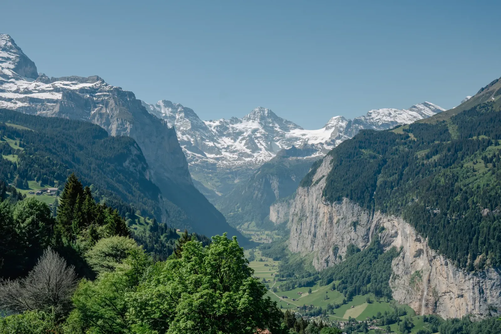 Trilha entre montanhas e cachoeiras no vale de Lauterbrunnen.