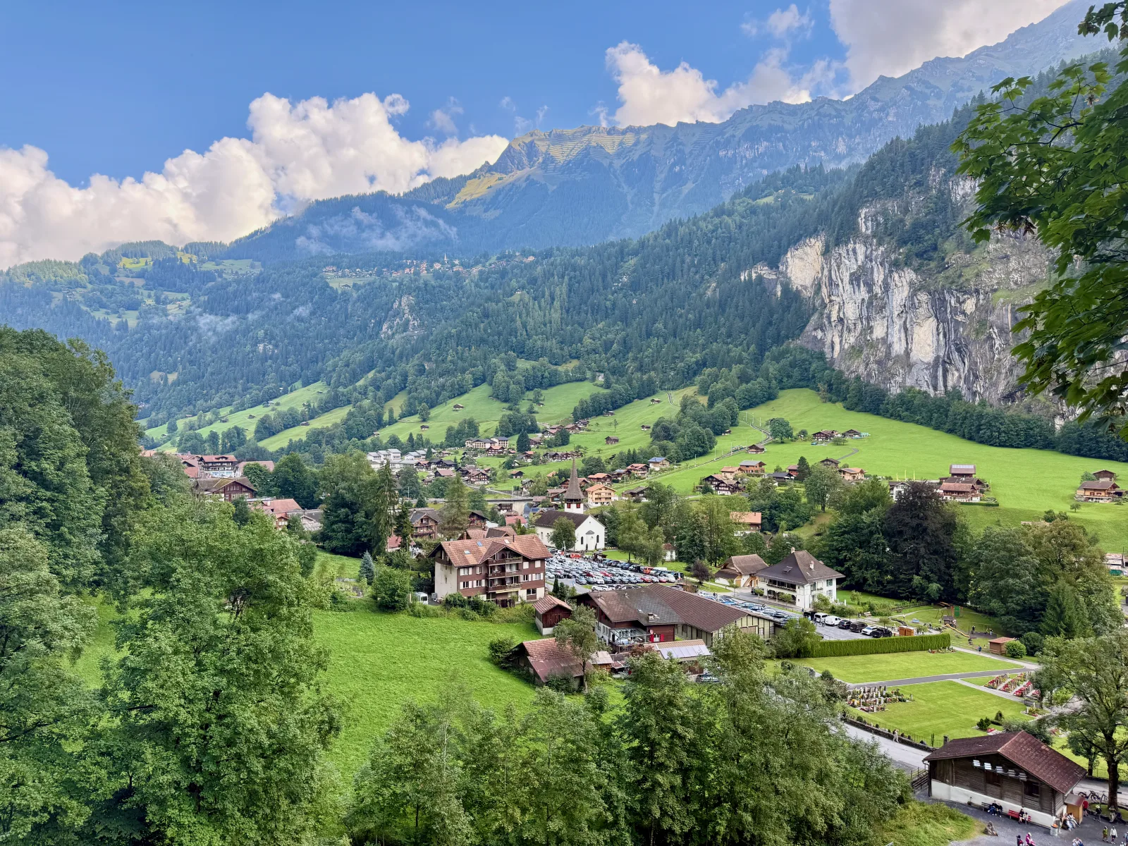 Vista alpina de Lauterbrunnen com picos e trilho de montanha rumo a Jungfraujoch e Schilthorn