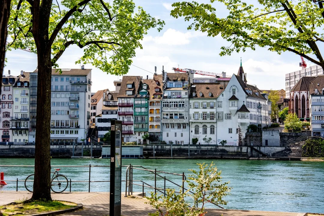Vista panorâmica de Basel com o rio Reno e prédios históricos sob céu claro