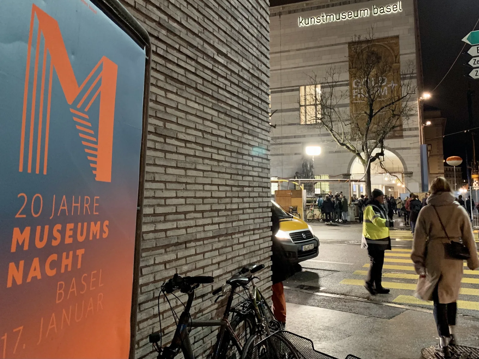 Museu de arte em Basileia com fachada moderna e visitantes na entrada.