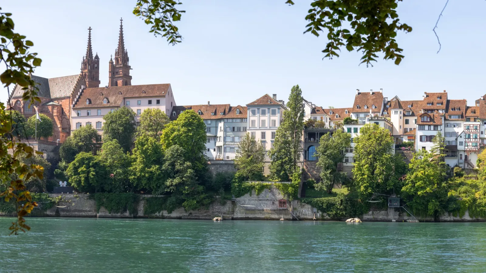 Restaurante elegante em Basel com ambiente acolhedor para jantar e sair à noite